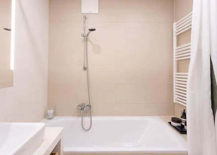 Dream - And Quiet With Ac And Free Parking Garage Apartment *