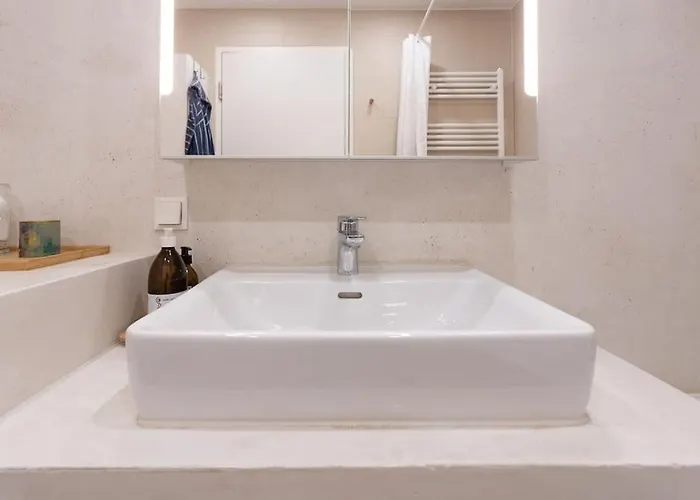 Dream - And Quiet With Ac And Free Parking Garage Apartment *