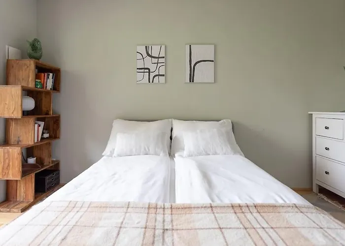 Dream - And Quiet With Ac And Free Parking Garage Apartment *