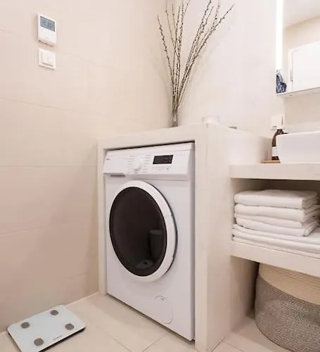 Apartment Dream - And Quiet With Ac And Free Parking Garage *