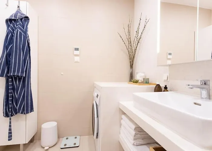 Apartment Dream - And Quiet With Ac And Free Parking Garage *